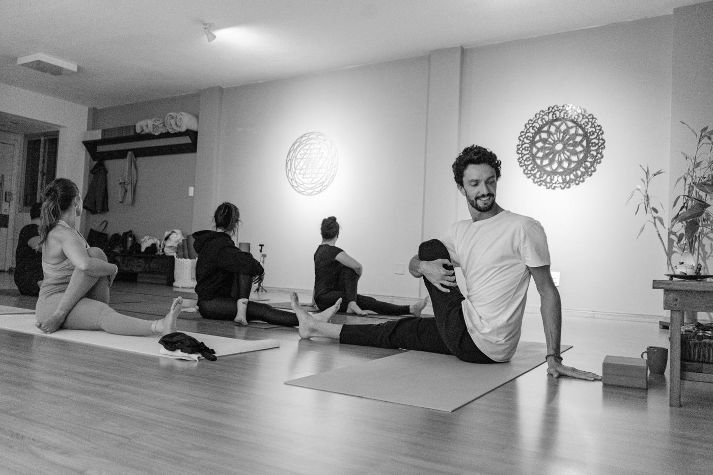 Aula de Hatha Vinyasa com João Bittencourt na Surya Yoga, no Centro de Florianópolis