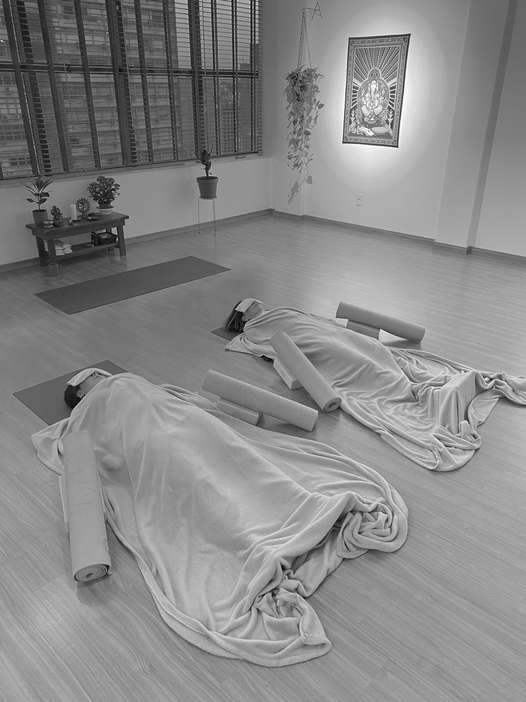 Prática de Yoga Restaurativa com mantas e apoios na Surya Yoga